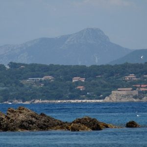 Le massif des Maures, vu depuis l'Île de Porquerolles