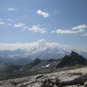 Le lapiaz du désert de Platé et le massif du Mont-Blanc