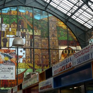 Malaga, Mercado Central de Atarazanas : armatures métalliques et vitraux représentant les principaux monuments de la ville